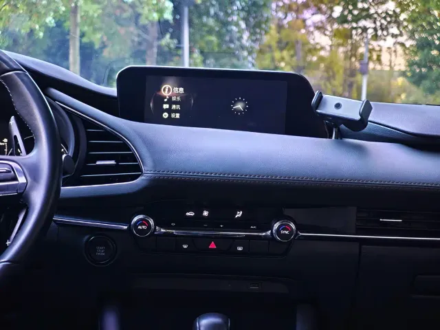 Mazda Axela — Фото автомобиля 16