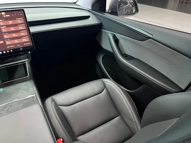 Tesla Model Y — Фото автомобиля 12