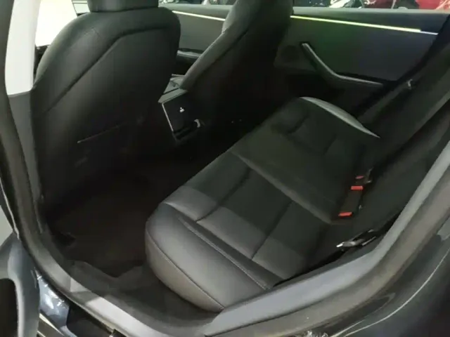 Tesla Model 3 — Фото автомобиля 16