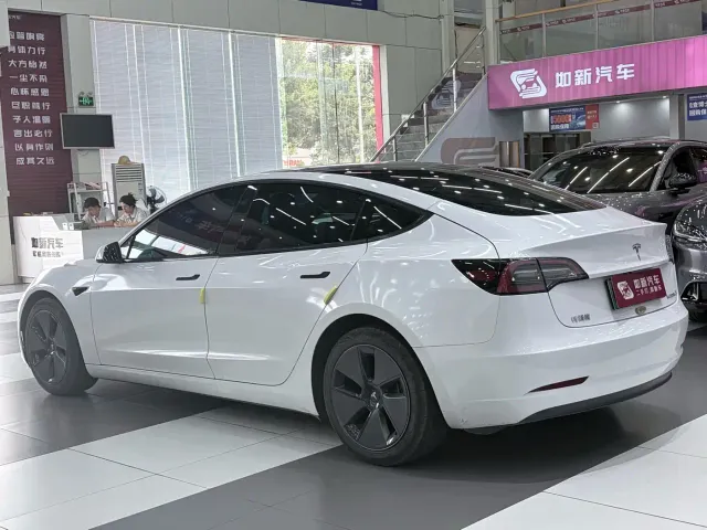 Tesla Model 3 — Фото автомобиля 6