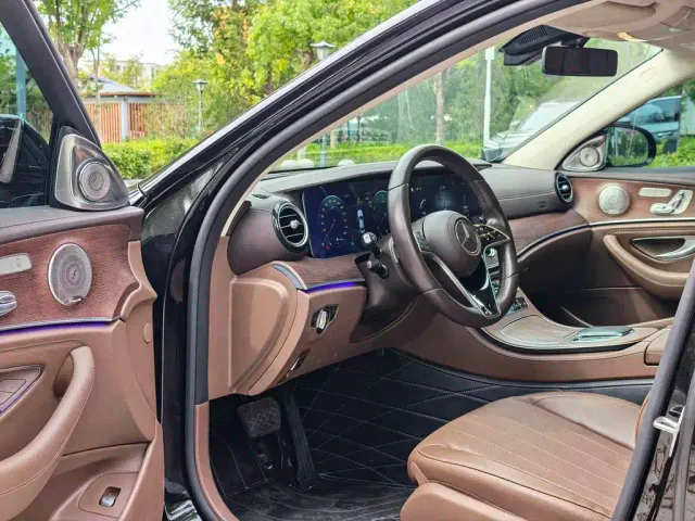 Mercedes-Benz E-Class — Фото автомобиля 4
