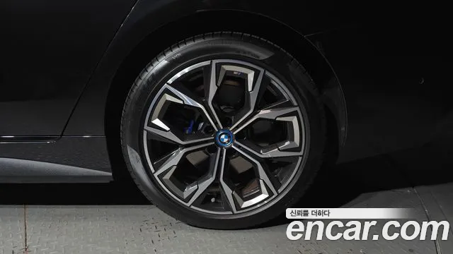 BMW i4 — Фото автомобиля 6