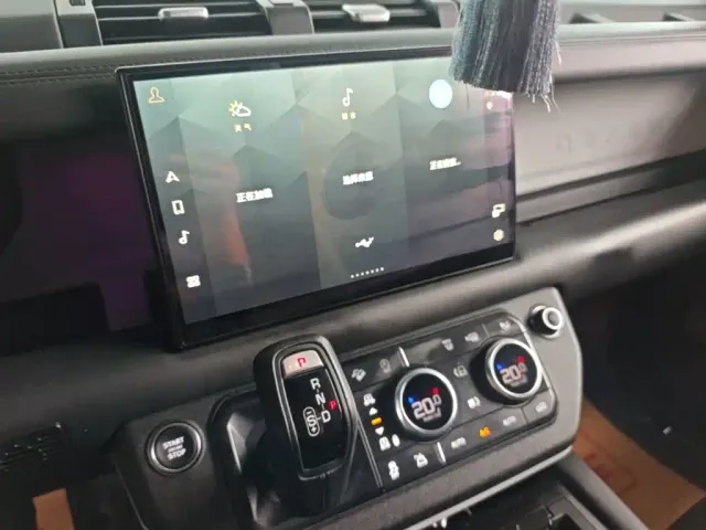 Land Rover Defender — Фото автомобиля 12
