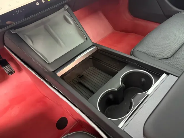 Tesla Model 3 — Фото автомобиля 6