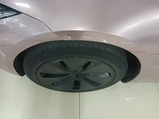 Tesla Model 3 — Фото автомобиля 22