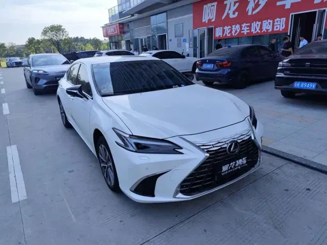 Lexus ES — Фото автомобиля 4