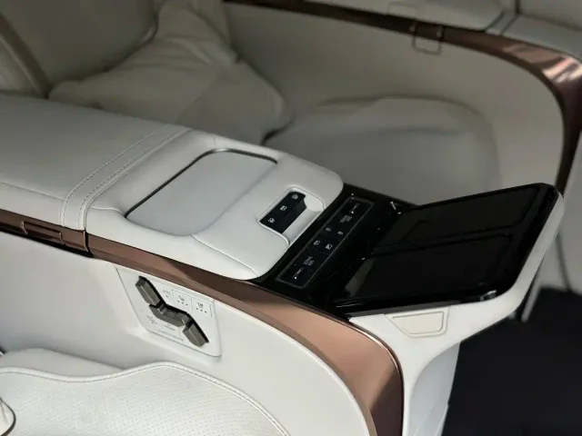 Lexus LM — Фото автомобиля 9