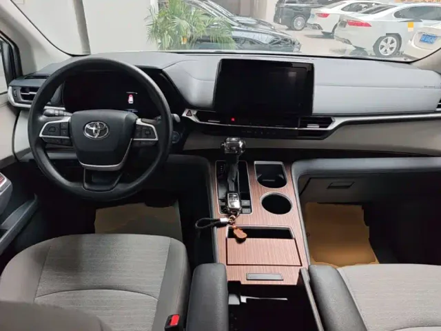 Toyota Sienna — Фото автомобиля 9