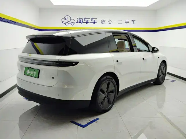 Li Auto i8 — Фото автомобиля 3