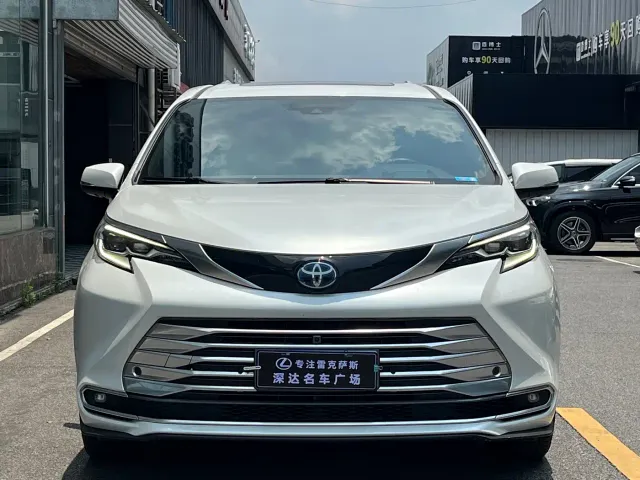 Toyota Sienna — Фото автомобиля 2