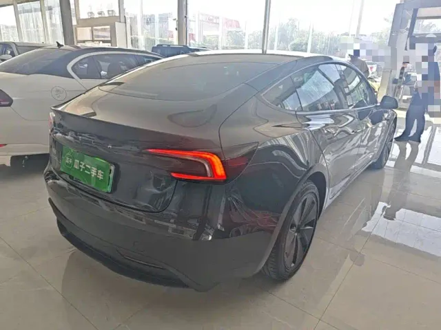 Tesla Model 3 — Фото автомобиля 6
