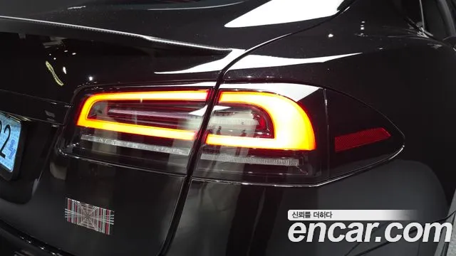 Tesla Model S — Фото автомобиля 8