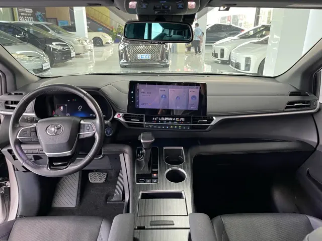Toyota Sienna — Фото автомобиля 17