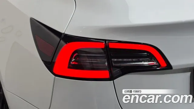 Tesla Model 3 — Фото автомобиля 21