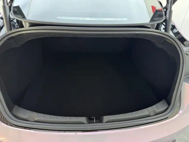 Tesla Model 3 — Фото автомобиля 17