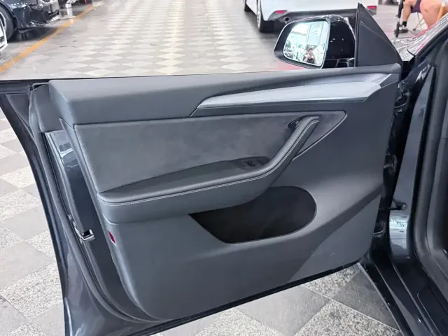 Tesla Model Y — Фото автомобиля 13