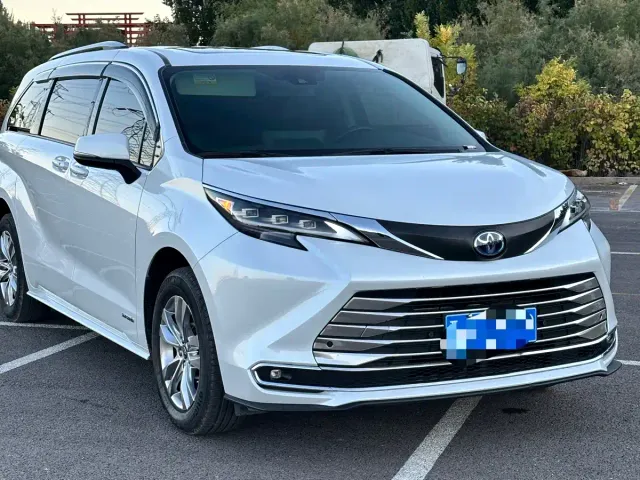 Toyota Sienna — Фото автомобиля 2