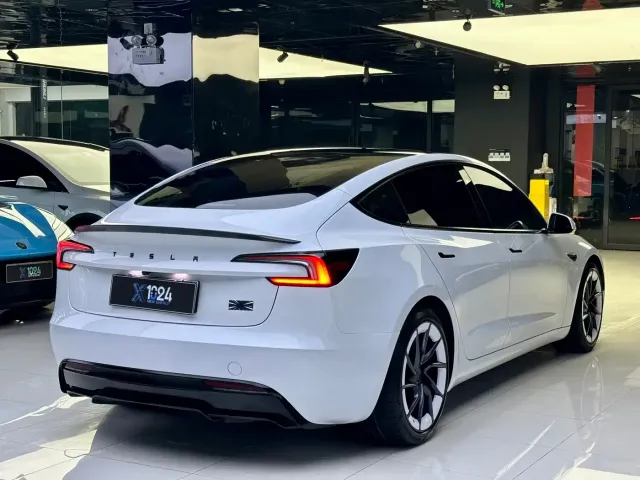 Tesla Model 3 — Фото автомобиля 4