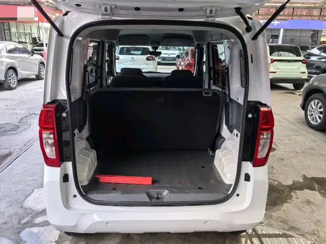 Wuling Zhiguang NEV — Фото автомобиля 11