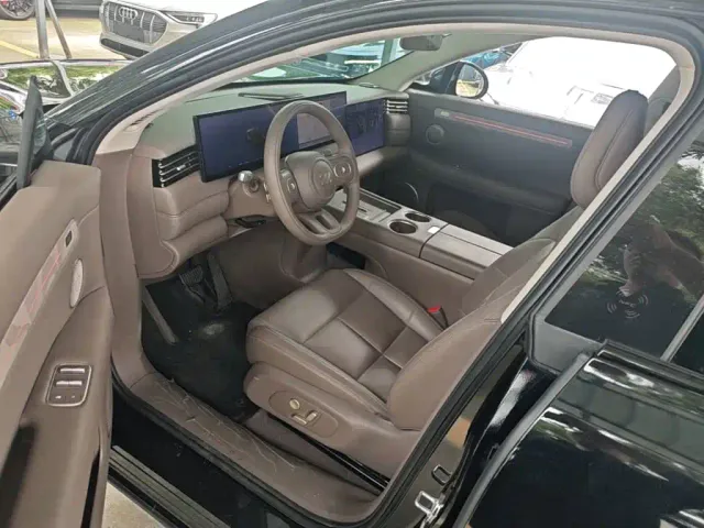 IM Motors LS6 — Фото автомобиля 15
