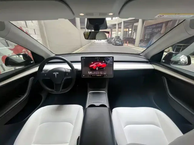 Tesla Model Y — Фото автомобиля 11
