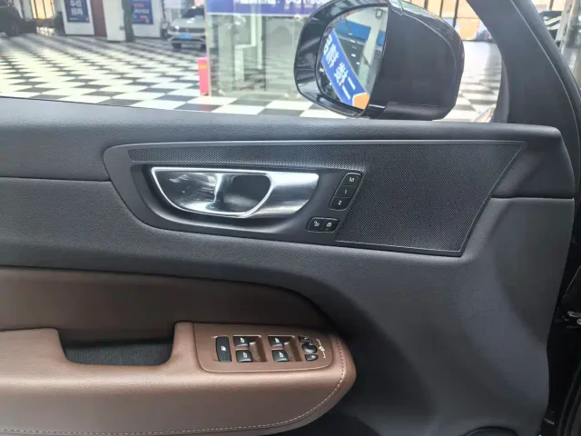 Volvo XC60 — Фото автомобиля 16