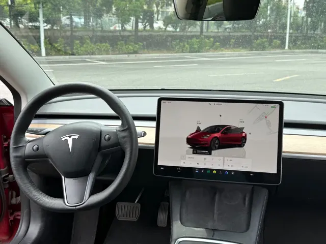 Tesla Model 3 — Фото автомобиля 8