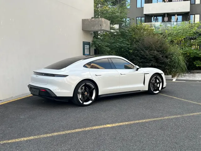 Porsche Taycan — Фото автомобиля 12