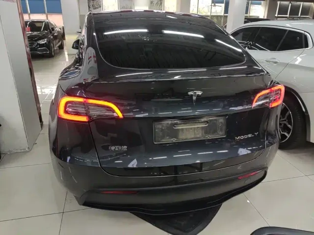 Tesla Model Y — Фото автомобиля 5