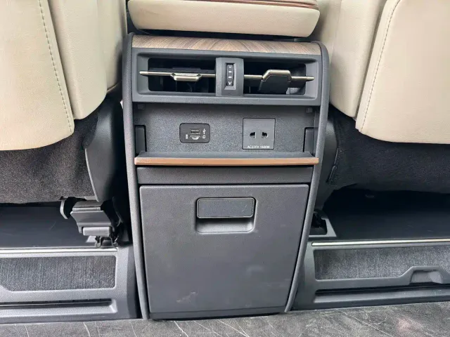 Lexus LM — Фото автомобиля 13