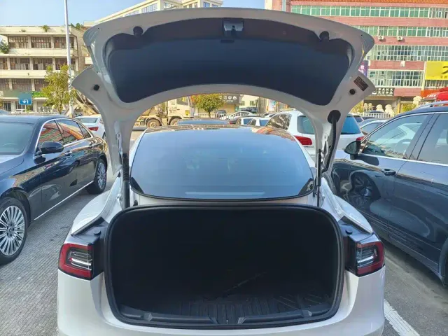 Tesla Model 3 — Фото автомобиля 18