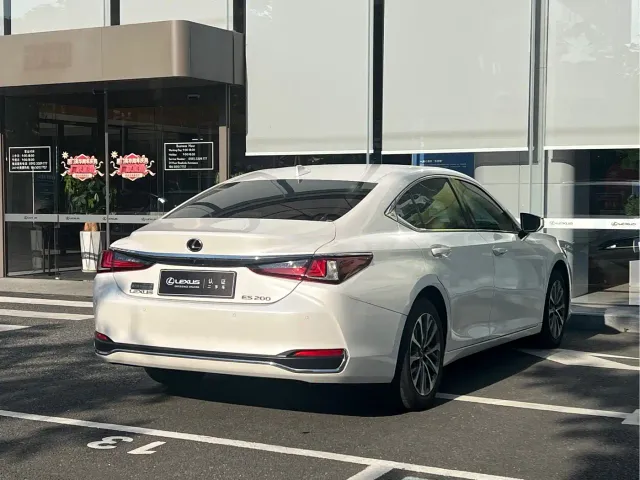 Lexus ES — Фото автомобиля 7