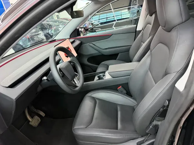 Tesla Model Y — Фото автомобиля 5