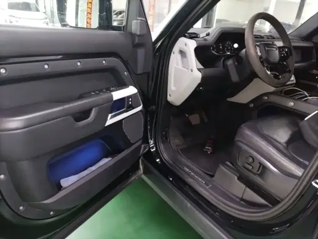 Land Rover Defender — Фото автомобиля 11