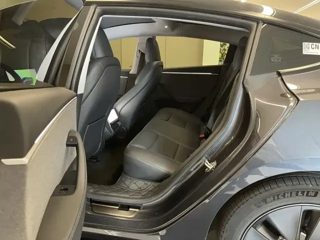 Tesla Model 3 — Фото автомобиля 19