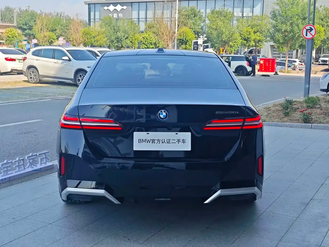 BMW BMW i5 2024 eDrive 35L Premium Model M Sport Package — Фото автомобиля 6