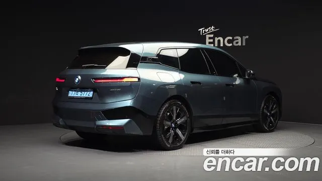 BMW iX — Фото автомобиля 2