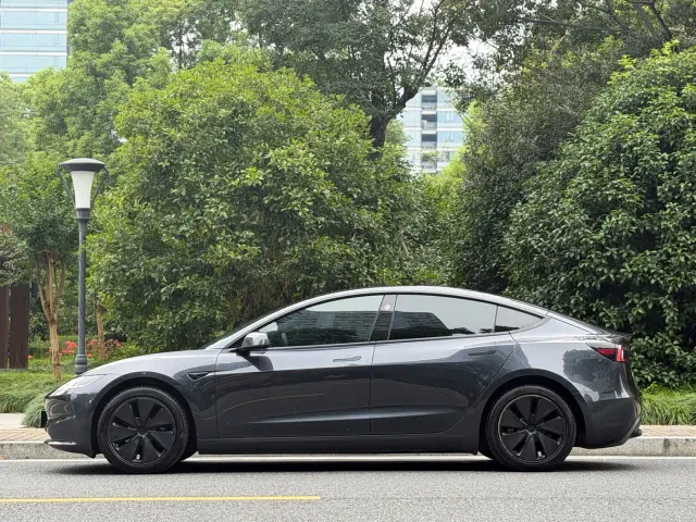 Tesla Model 3 — Фото автомобиля 5