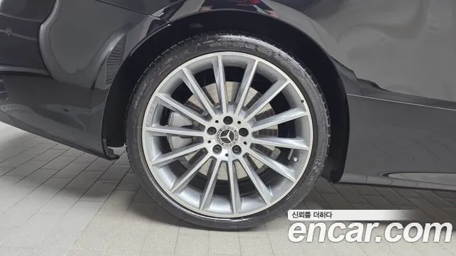 Mercedes-Benz E-Class — Фото автомобиля 4