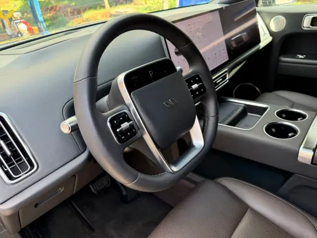 Li Auto L8 — Фото автомобиля 11