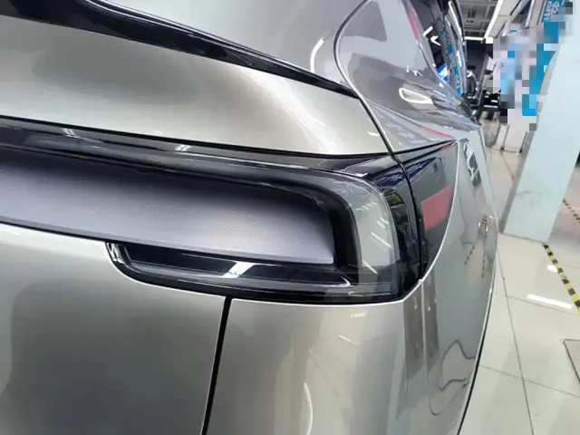 Tesla Model Y L — Фото автомобиля 7
