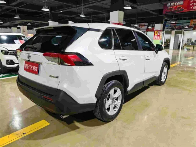 Toyota RAV4 — Фото автомобиля 9