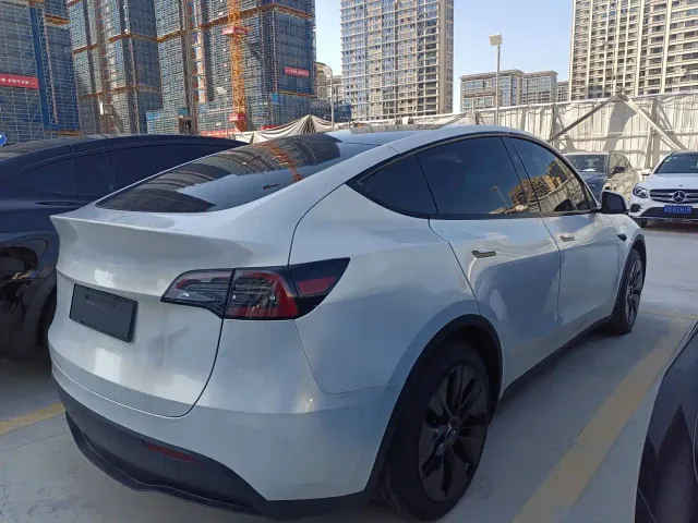 Tesla Model Y — Фото автомобиля 4