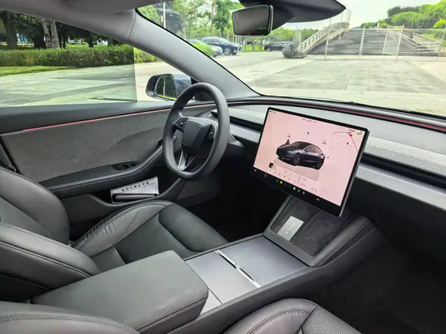 Tesla Model 3 — Фото автомобиля 13