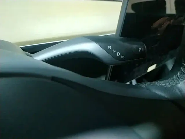 Tesla Model Y — Фото автомобиля 13