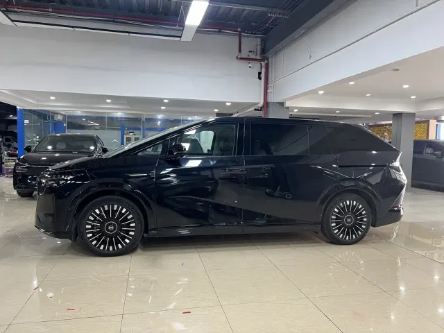 Xpeng X9 — Фото автомобиля 5