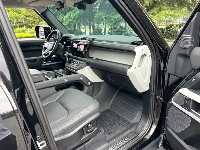 Land Rover Defender — Фото автомобиля 9