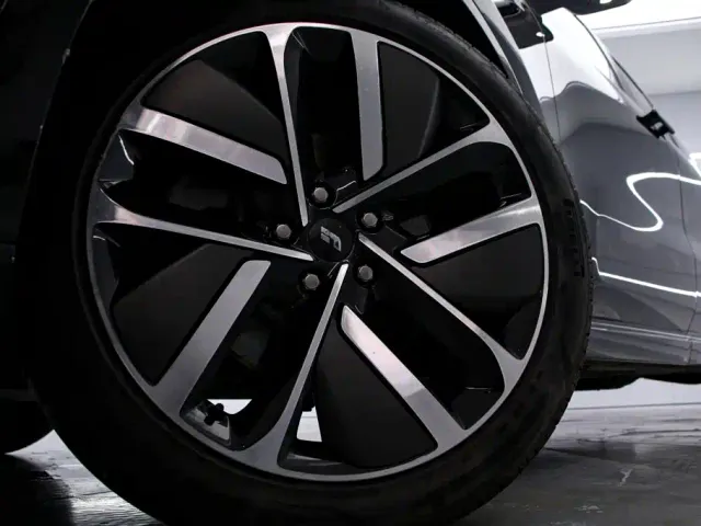 Li Auto L9 — Фото автомобиля 19