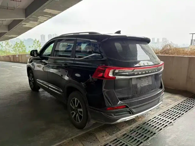 Forthing T5 — Фото автомобиля 4