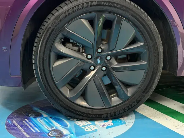 Li Auto L9 — Фото автомобиля 6